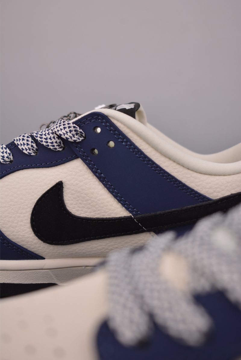 Nike SB Dunk Low 'UN' view