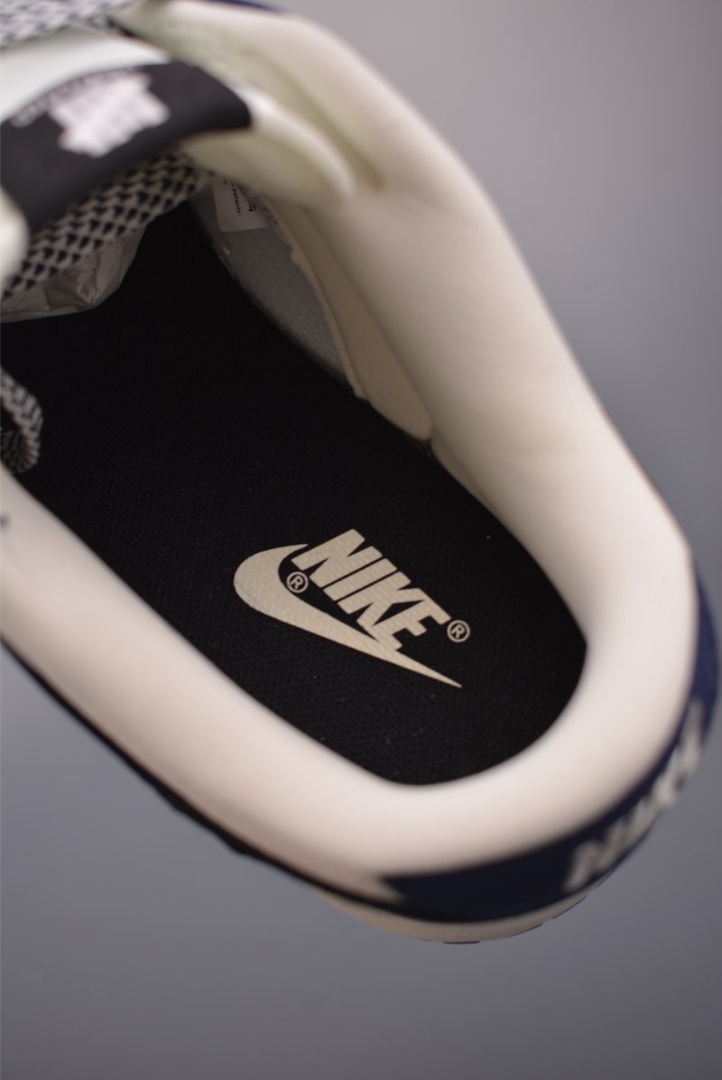 Nike SB Dunk Low 'UN' view