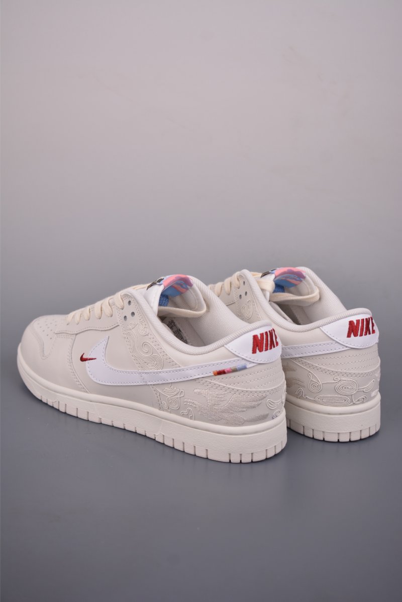 Nike SB Dunk Low view