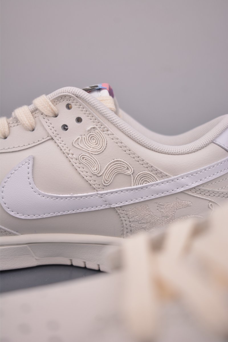 Nike SB Dunk Low view
