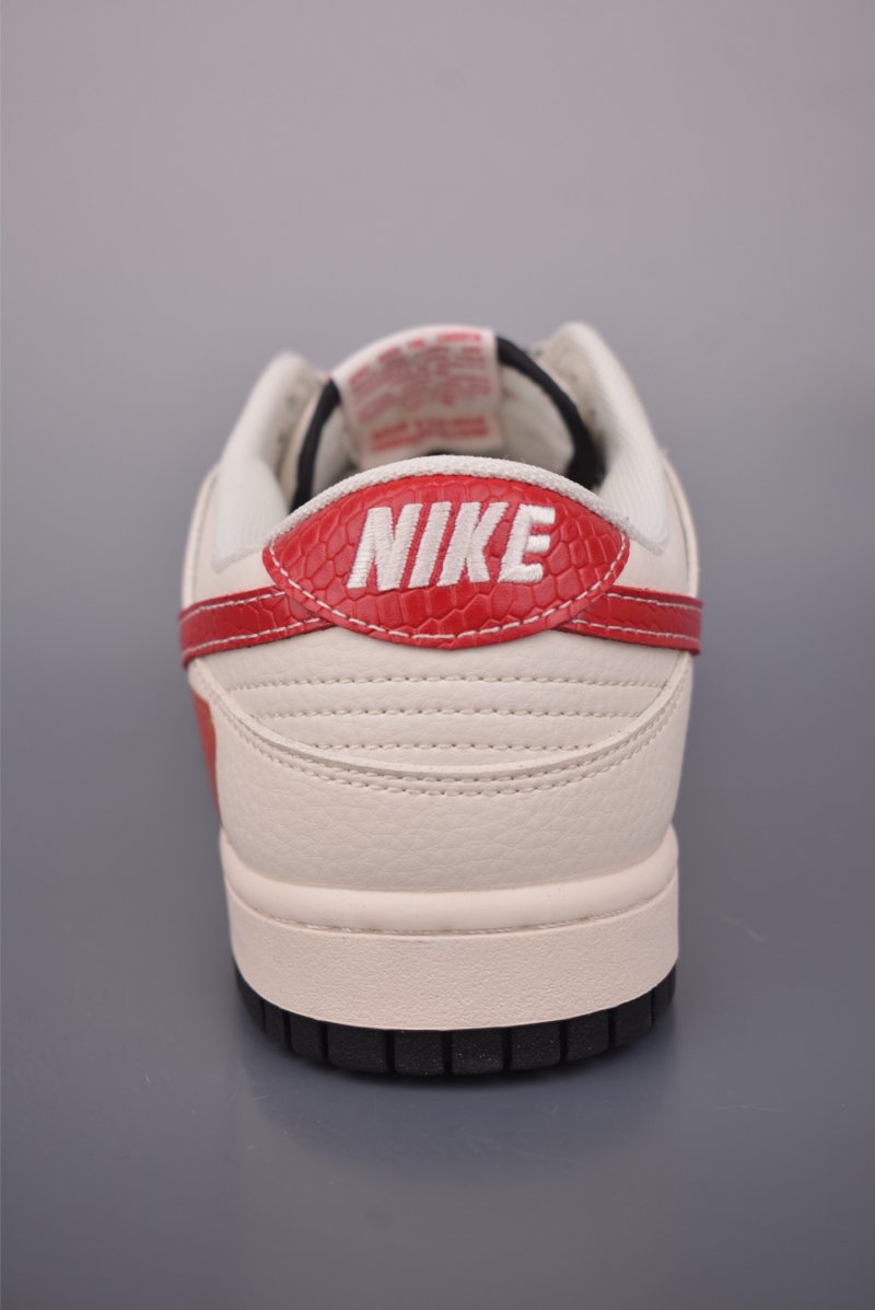 Nike SB Dunk Low view