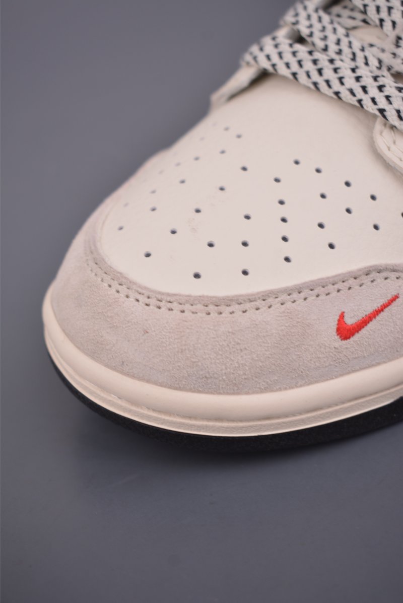 Nike SB Dunk Low view