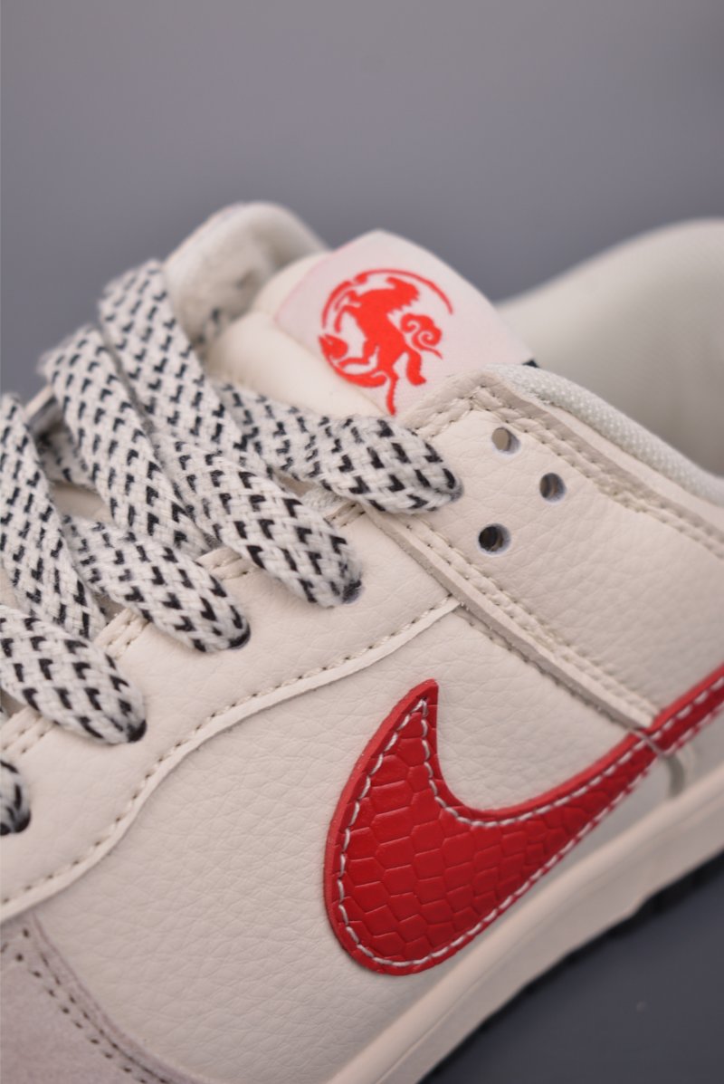 Nike SB Dunk Low view