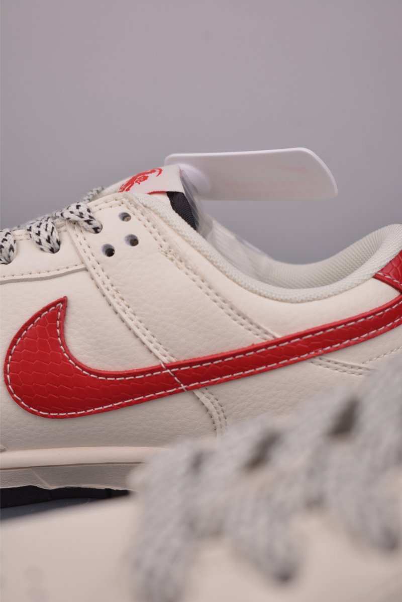 Nike SB Dunk Low view
