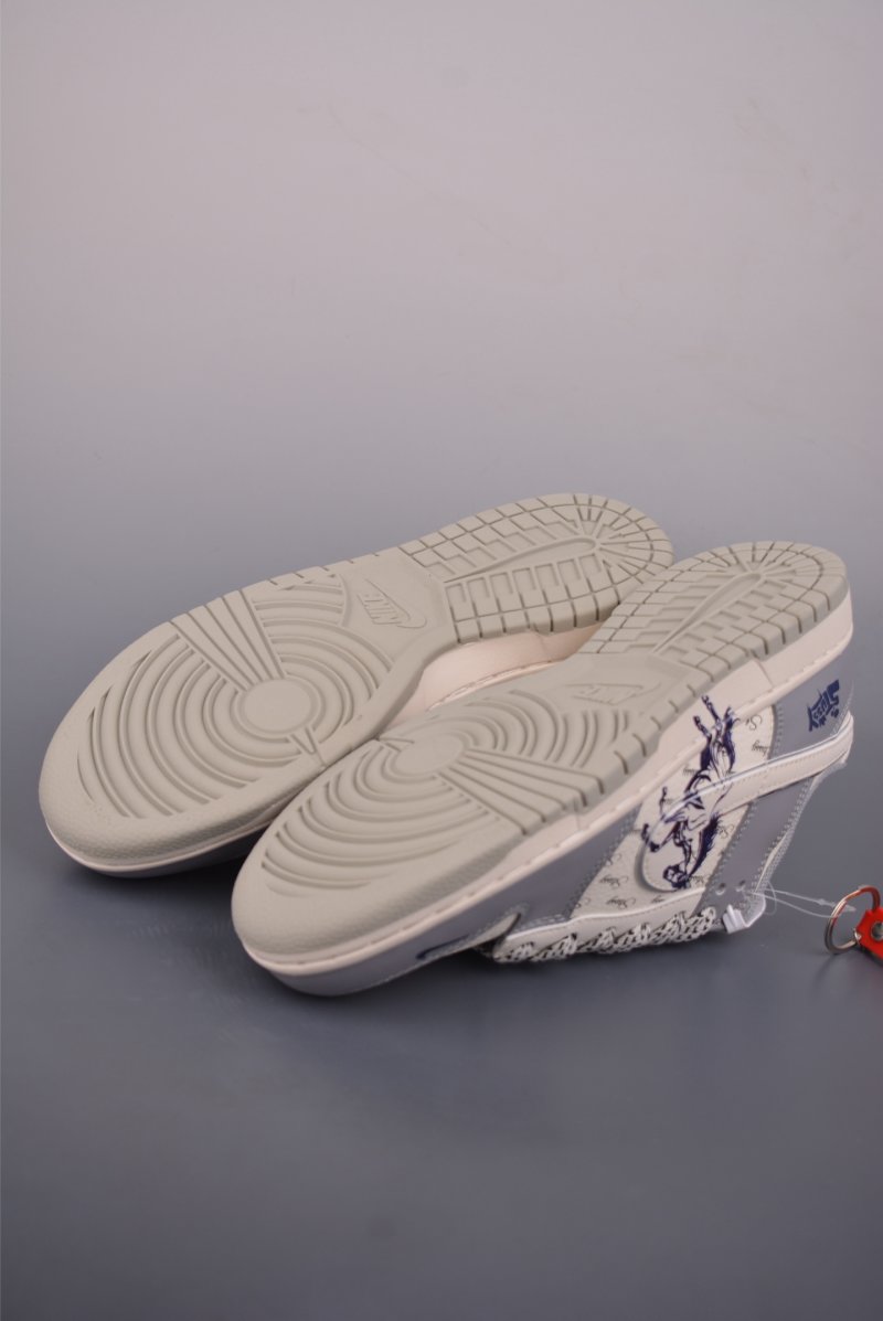 Nike SB Dunk Low view