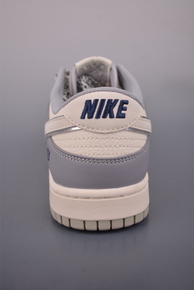 Nike SB Dunk Low view