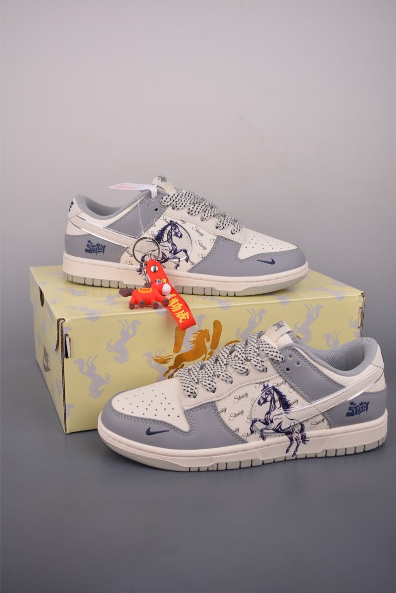 Nike SB Dunk Low view