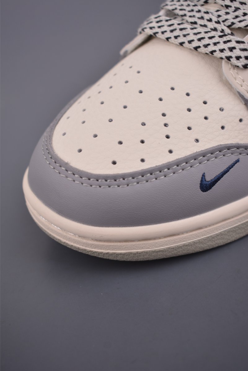 Nike SB Dunk Low view