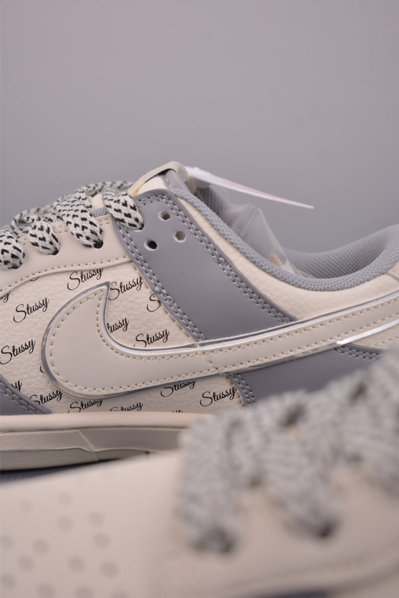 Nike SB Dunk Low view