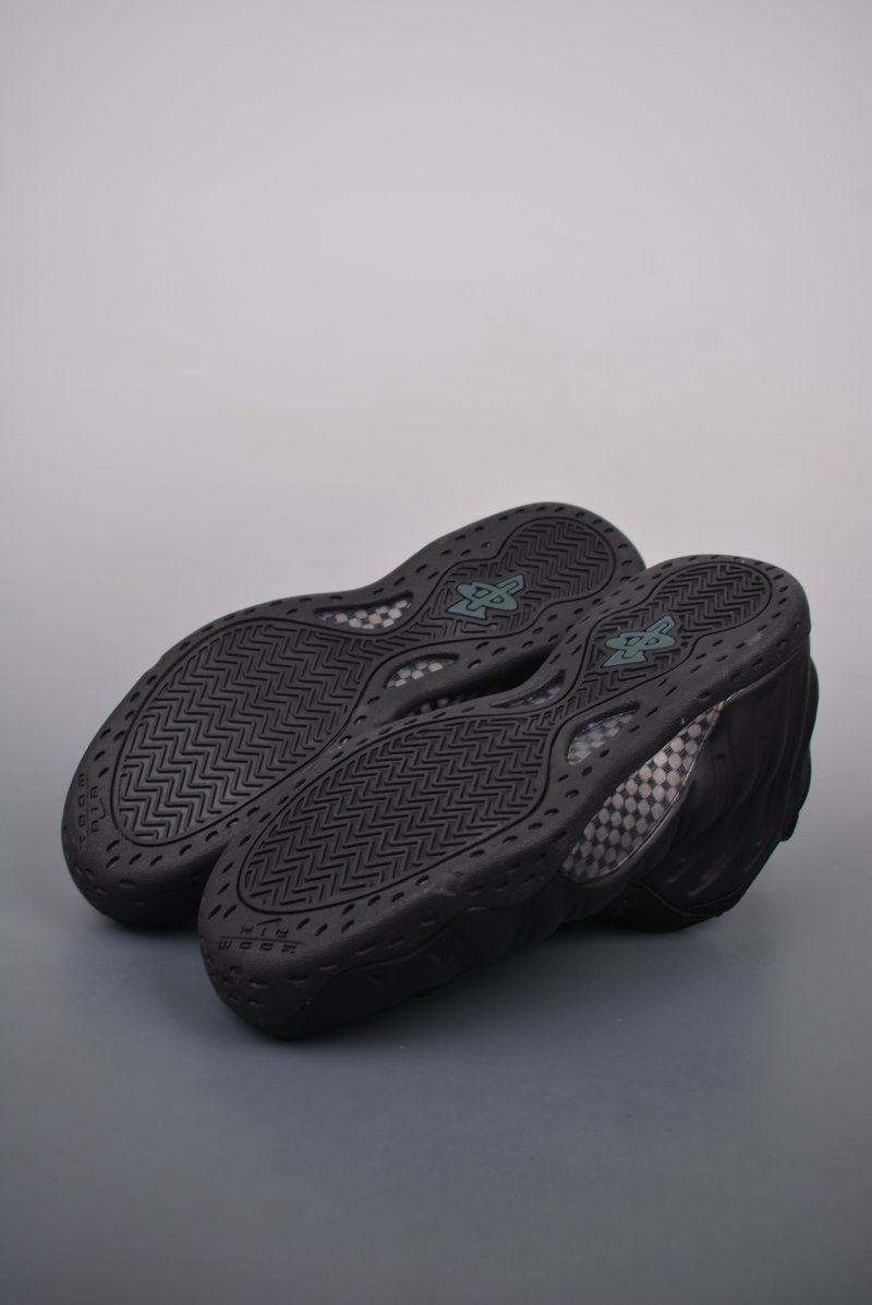 Nike Air Foamposite One view