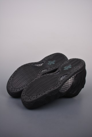 Nike Air Foamposite One view 3