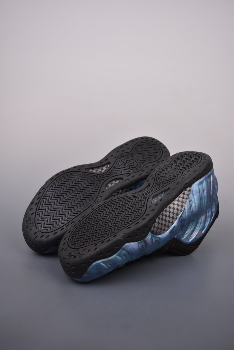 Nike Air Foamposite One view