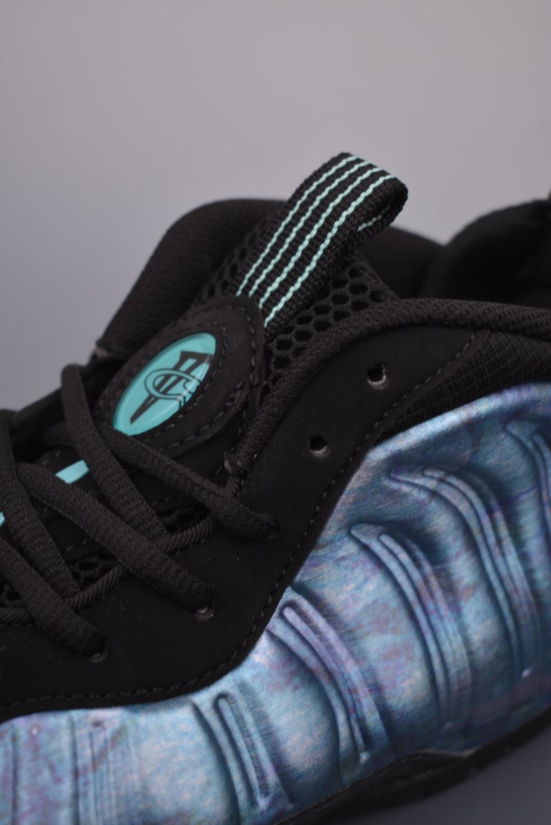 Nike Air Foamposite One view