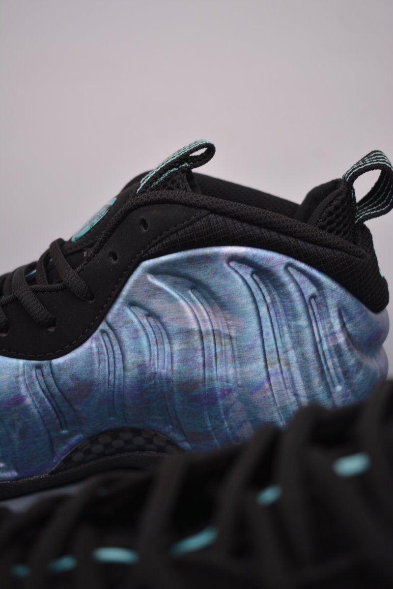 Nike Air Foamposite One view
