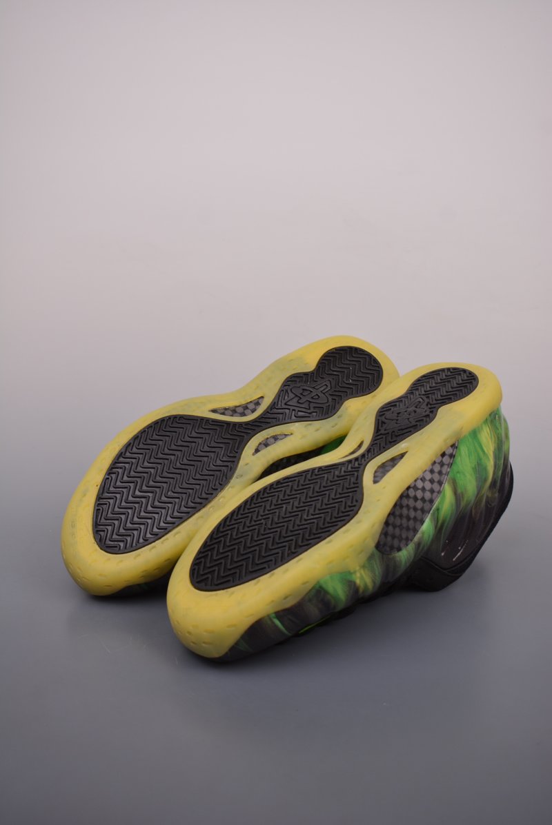Nike Air Foamposite One view