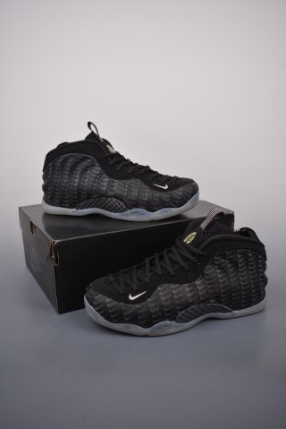 Nike Air Foamposite One view 5