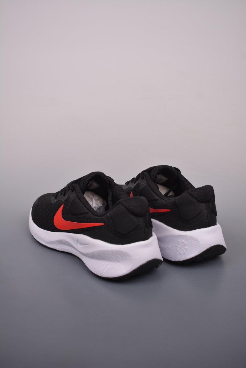 Nike Revolution 7 view
