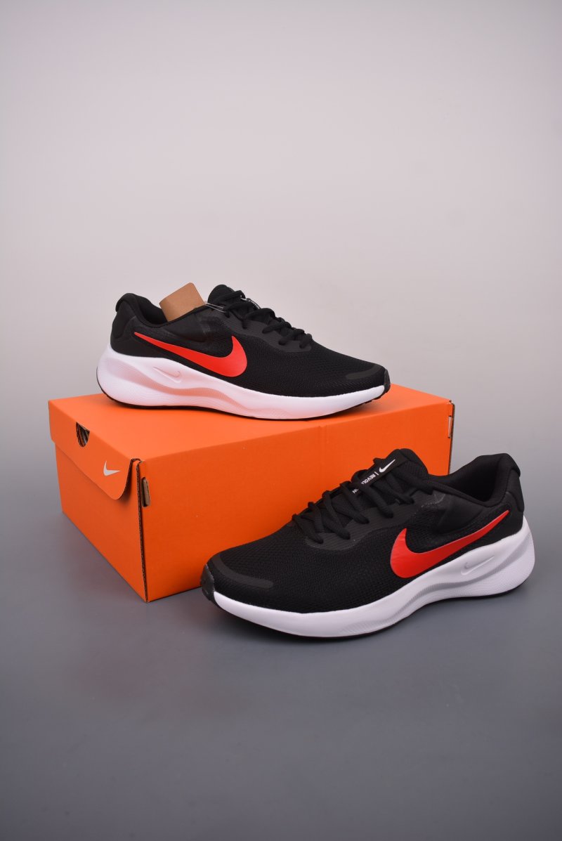 Nike Revolution 7 view