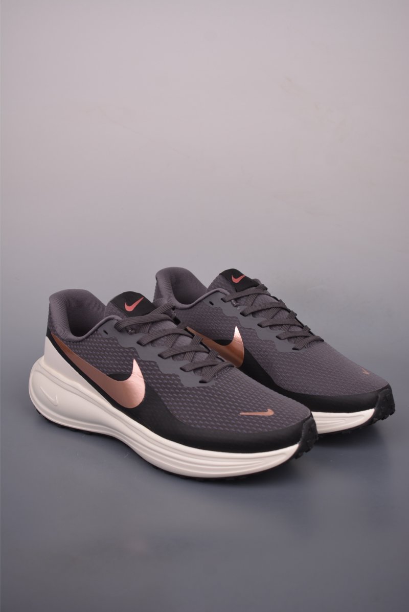 Nike Revolution 8