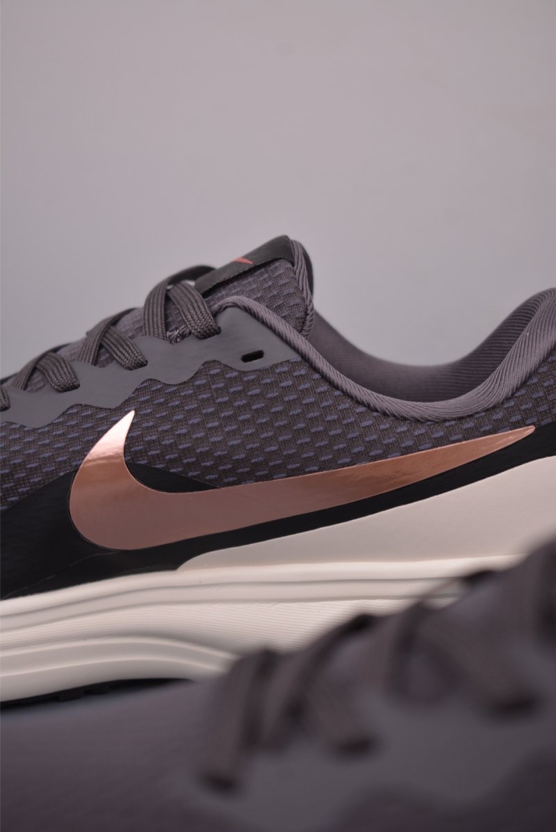 Nike Revolution 8 view
