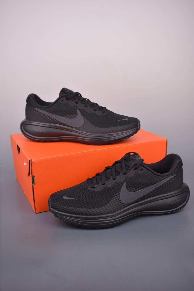Nike Revolution 8 view