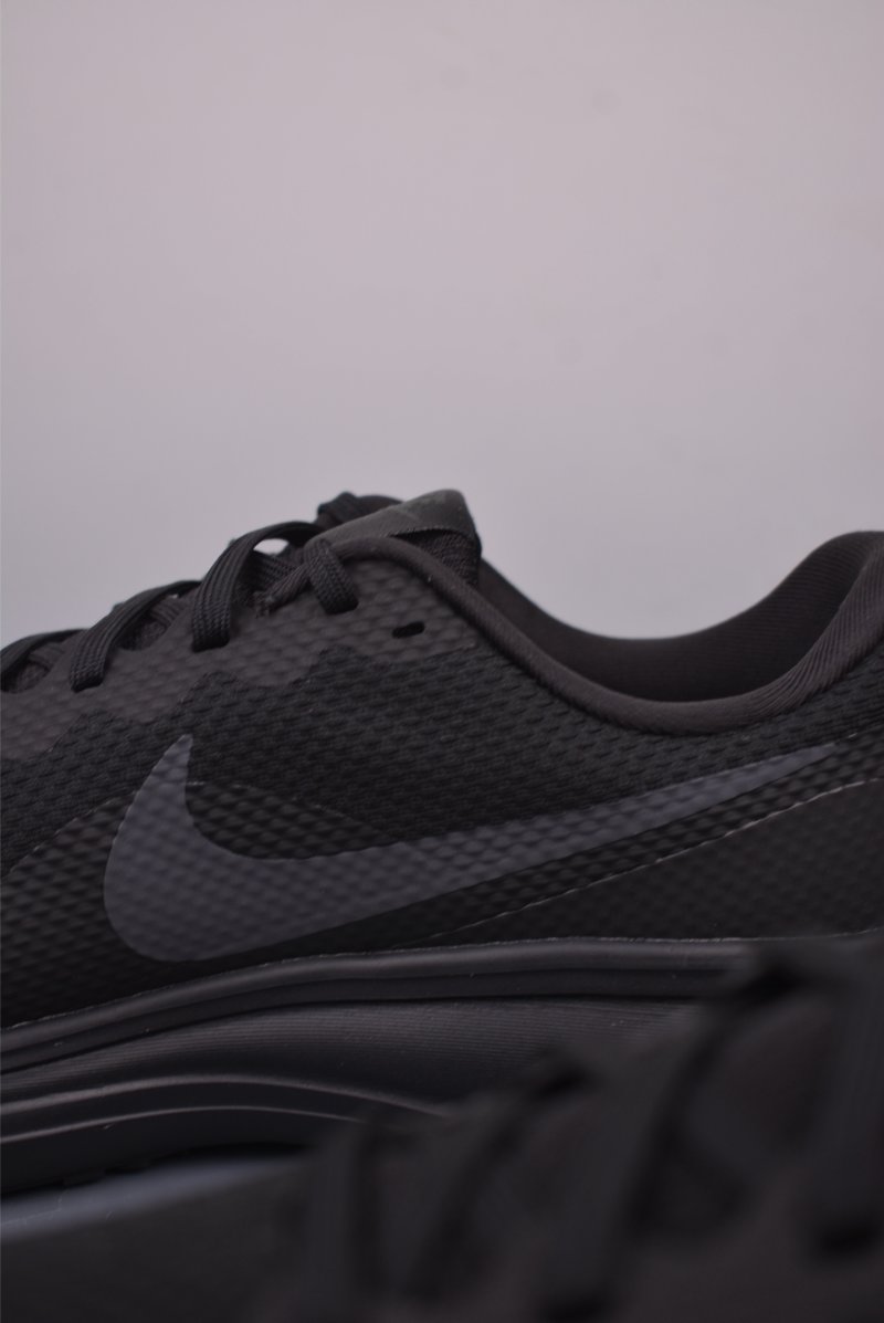 Nike Revolution 8 view