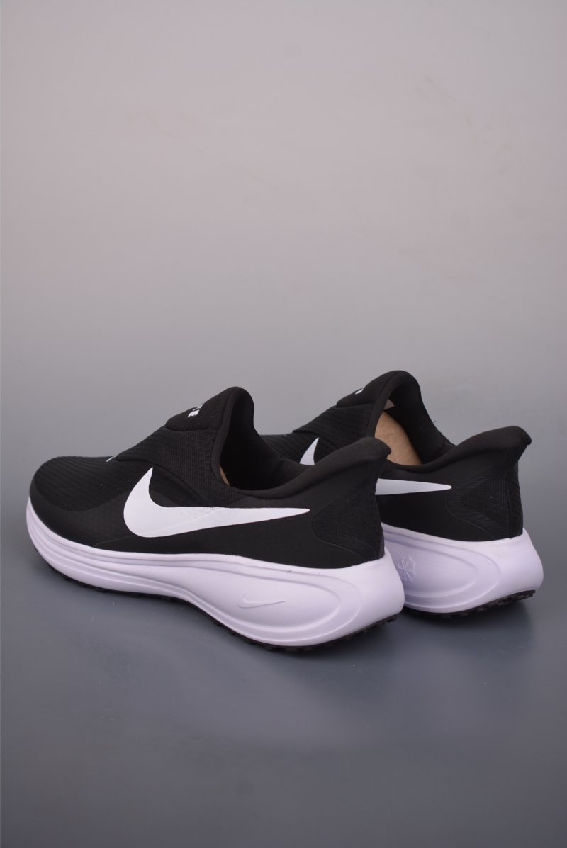 Nike Revolution 8 view
