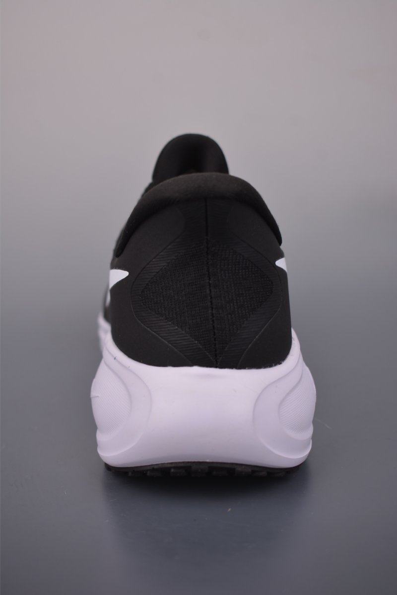 Nike Revolution 8 view