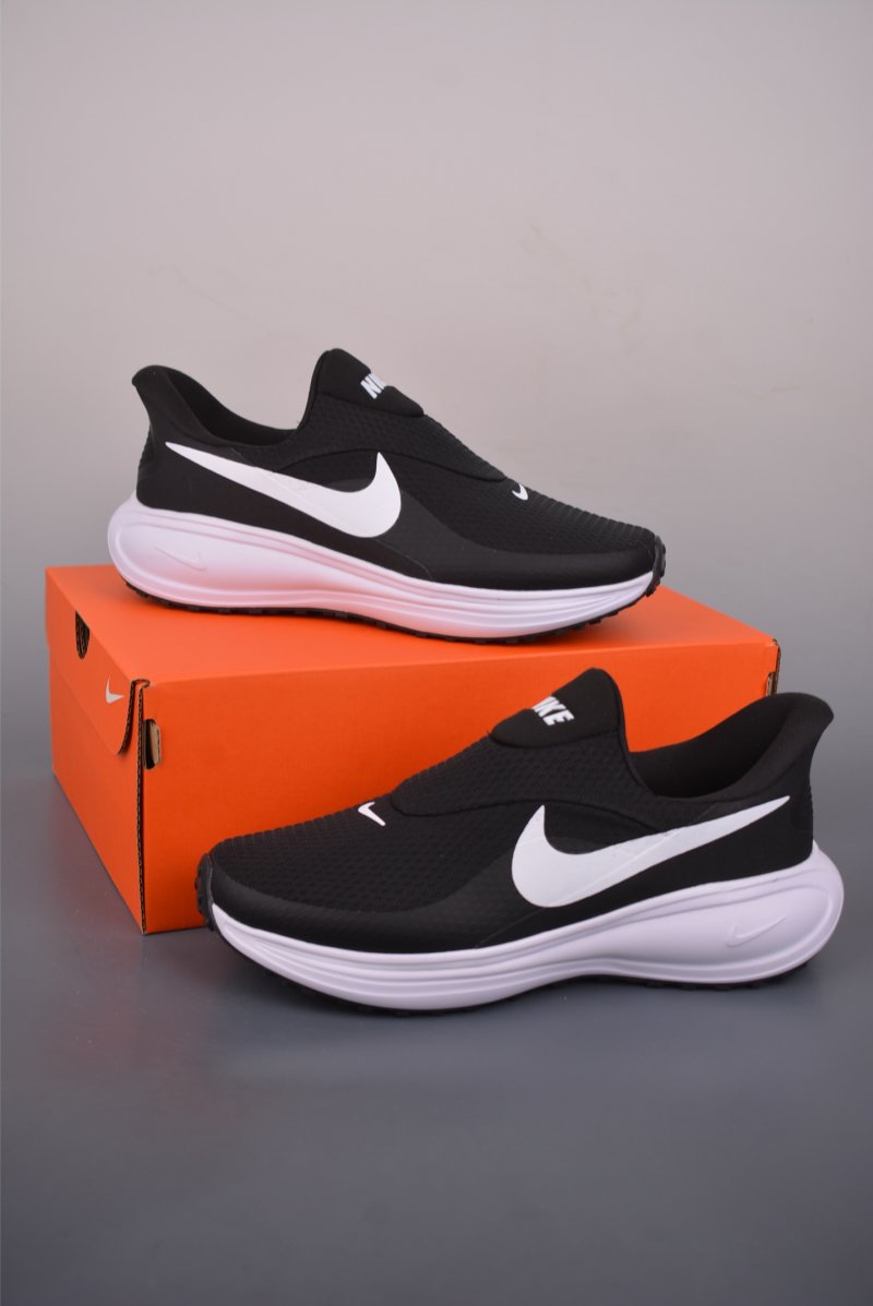 Nike Revolution 8 view