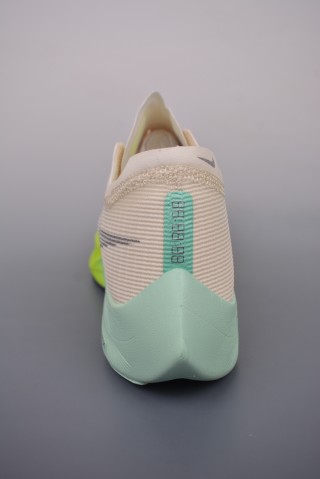 Nike ZoomX Vaporfly Next% view 4