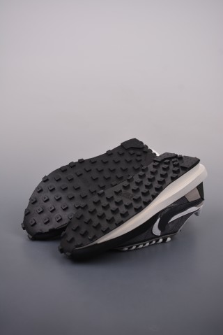 Sacai x Nike LDWaffle 'Black / White' view 3