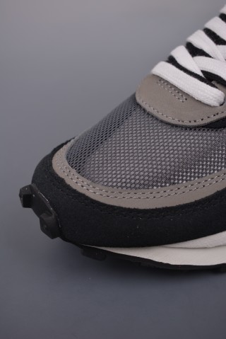 Sacai x Nike LDWaffle 'Black / White' view 6
