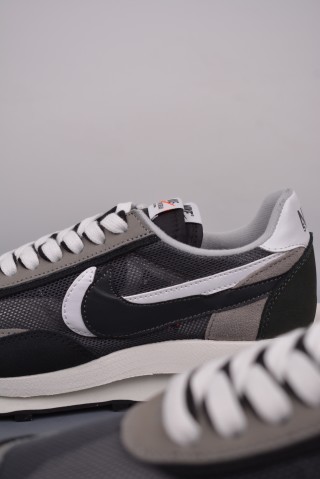 Sacai x Nike LDWaffle 'Black / White' view 8