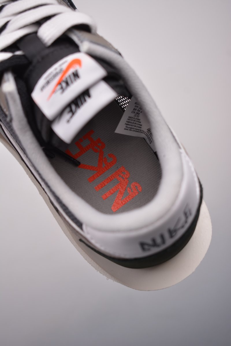 Sacai x Nike LDWaffle 'Black / White' view