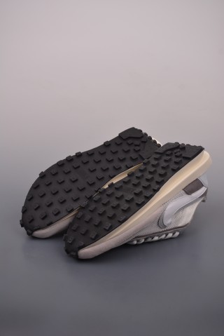 Sacai x Nike LDWaffle view 3