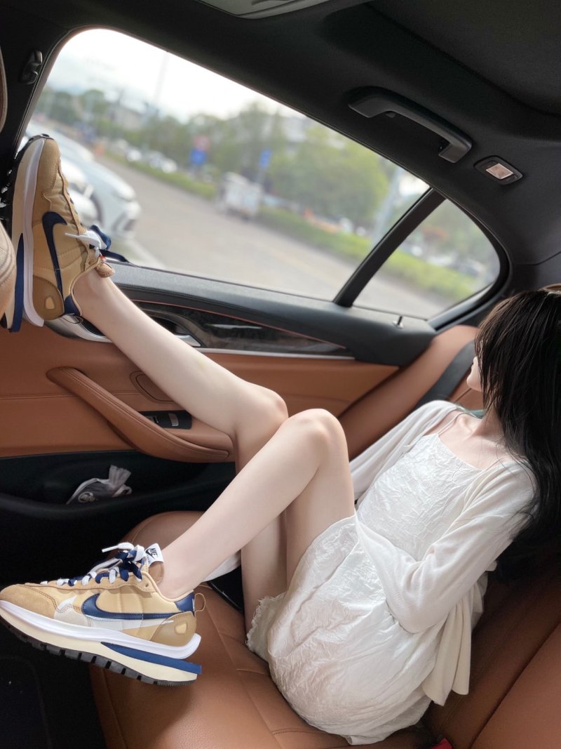 Sacai x Nike Vaporwaffle view