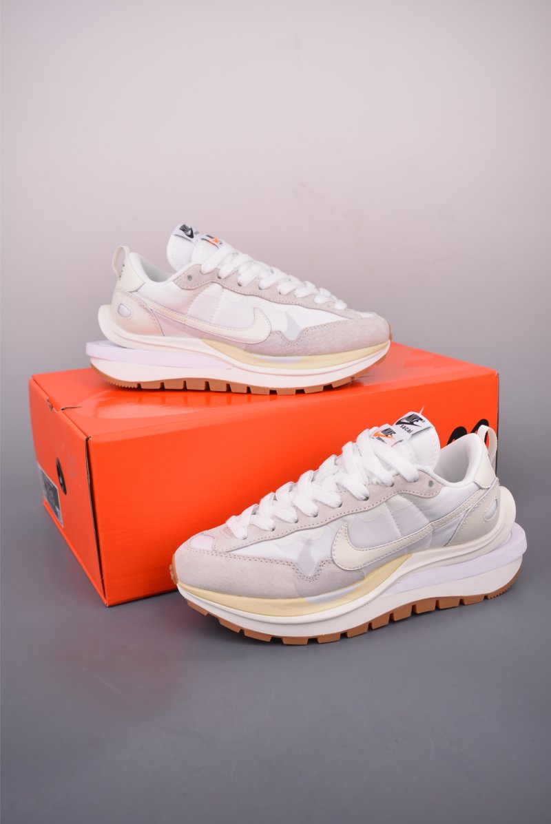 Sacai x Nike Vaporwaffle 'Black / White' view
