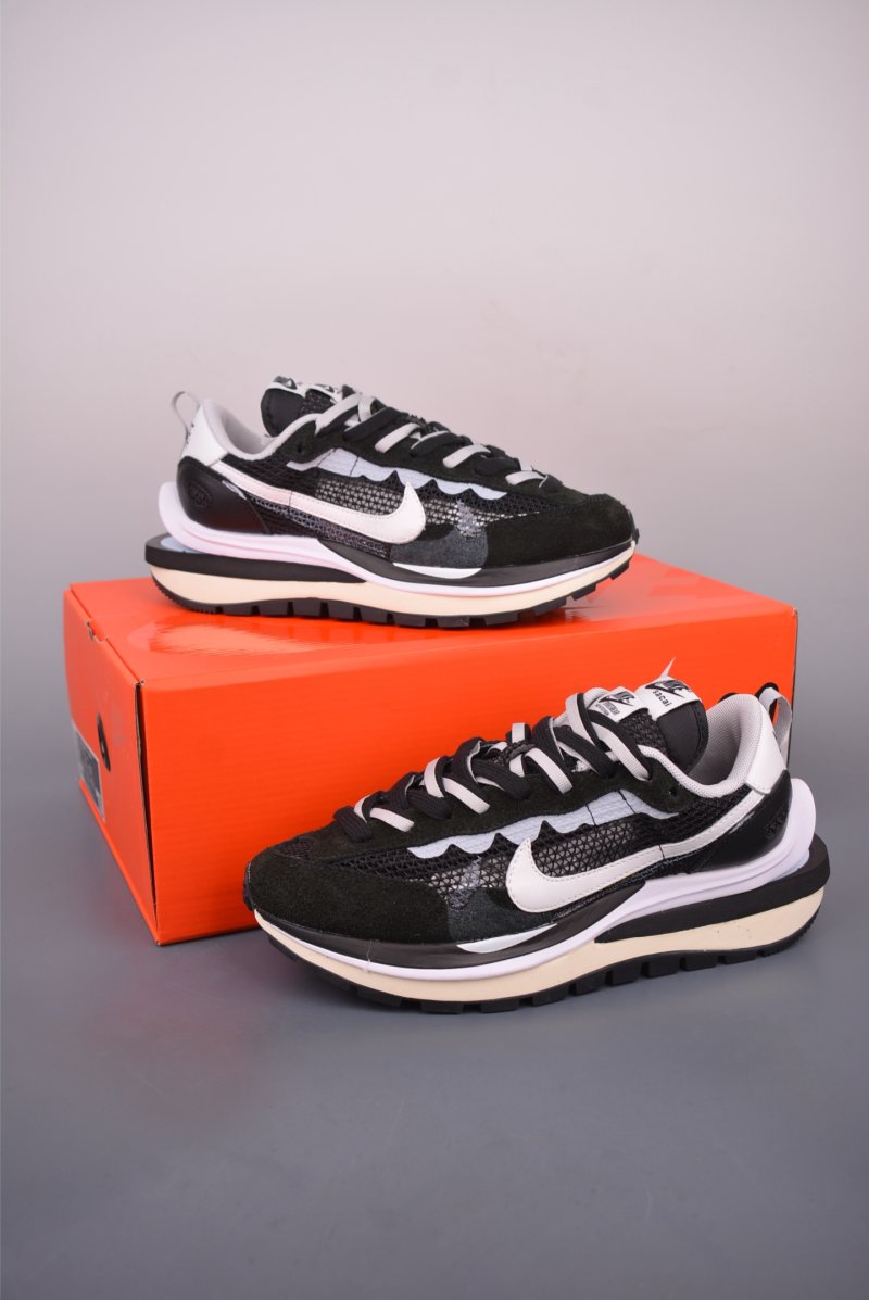 Sacai x Nike Vaporwaffle 'Black / White' view
