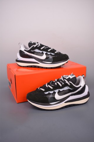 Sacai x Nike Vaporwaffle 'Black / White' view 3