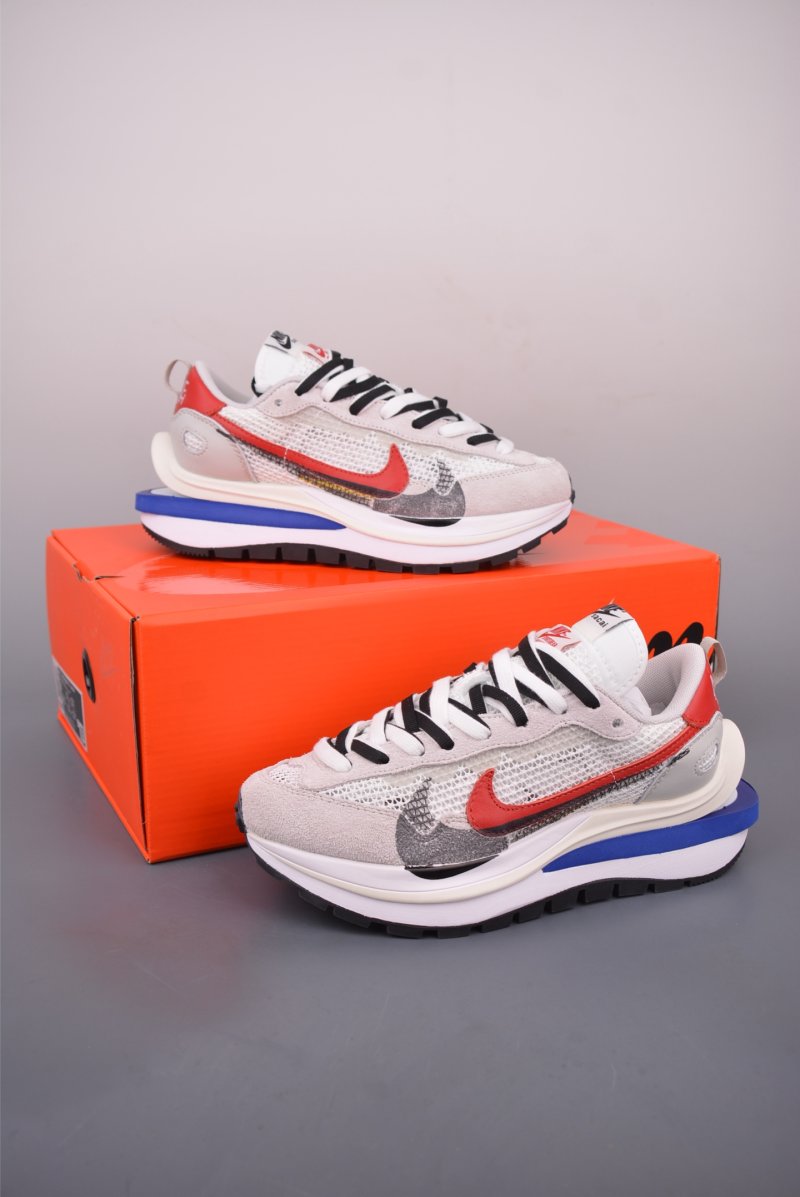 Sacai x Nike Vaporwaffle 'Black / White' view