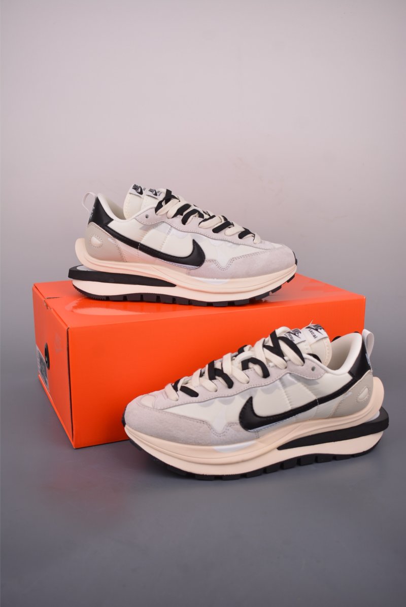 Sacai x Nike Vaporwaffle 'Black / White' view