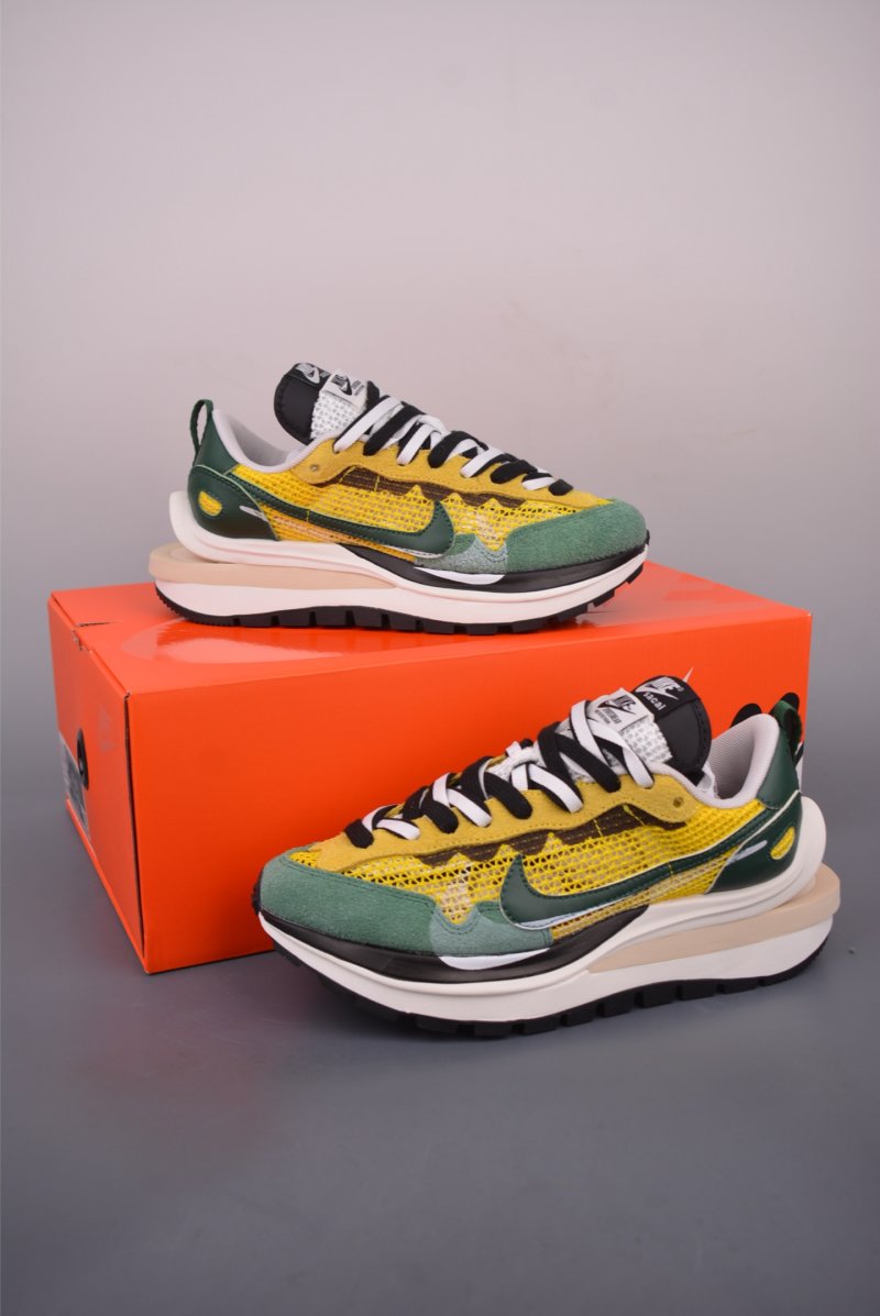 Sacai x Nike Vaporwaffle 'Black / White' view