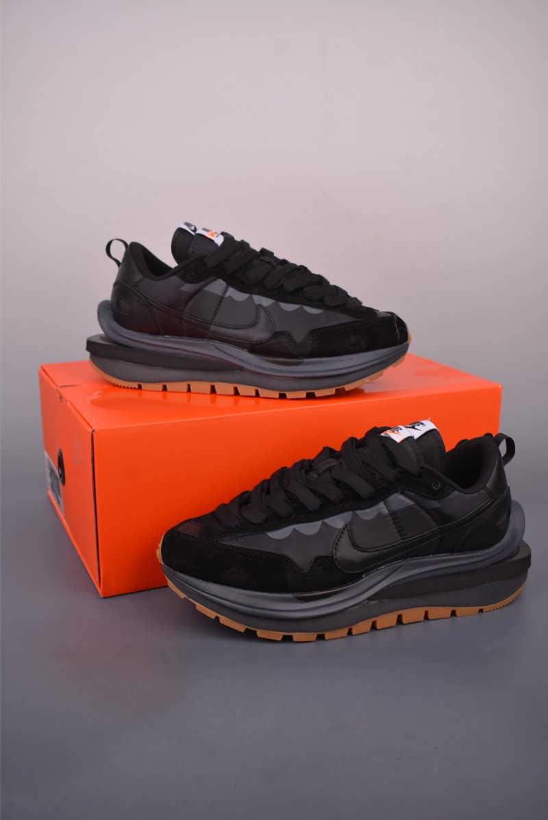Sacai x Nike Vaporwaffle 'Black / White' view