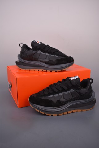 Sacai x Nike Vaporwaffle 'Black / White' view 7