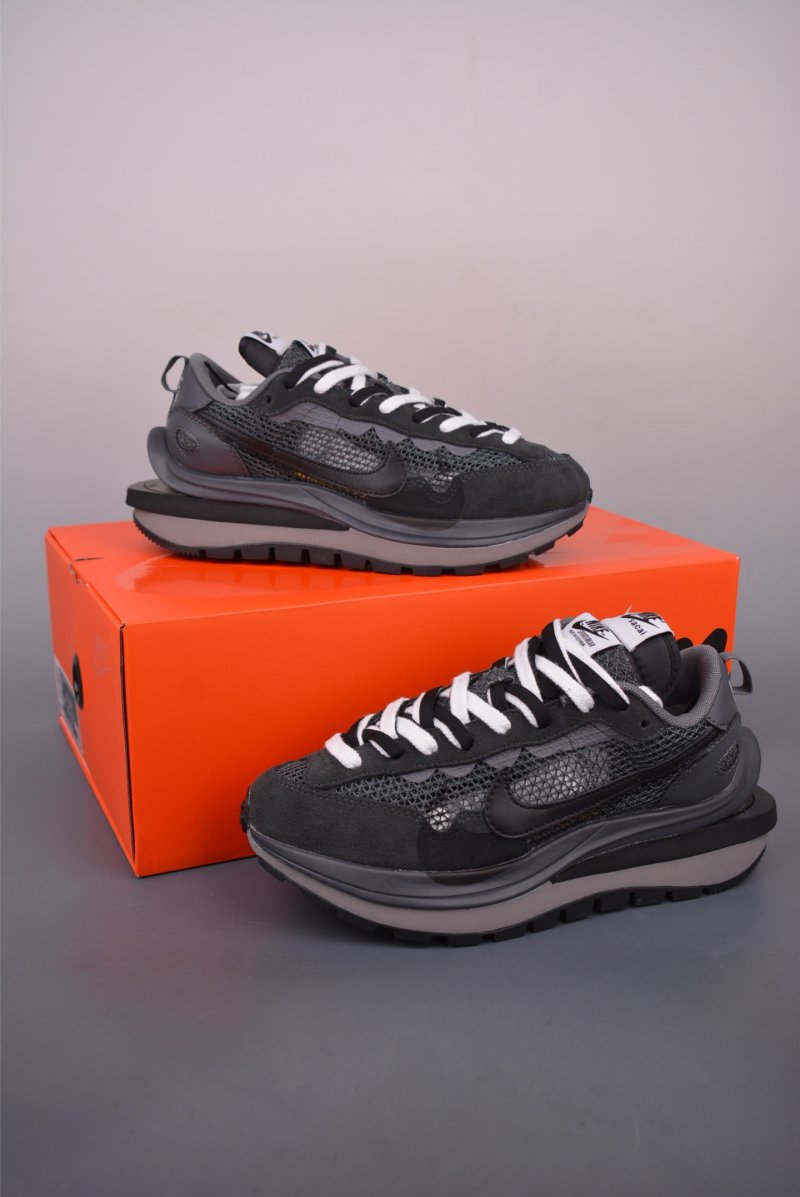 Sacai x Nike Vaporwaffle 'Black / White' view