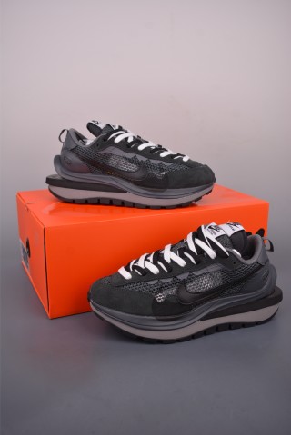 Sacai x Nike Vaporwaffle 'Black / White' view 9