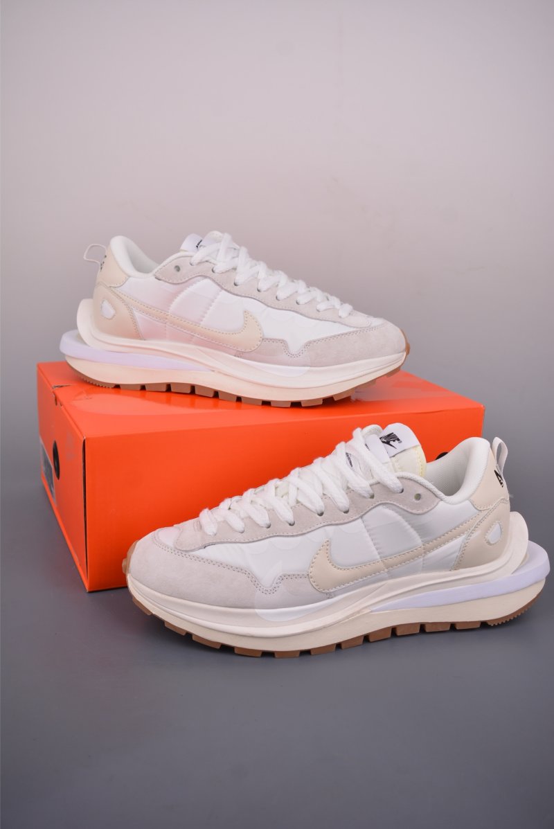 Sacai x Nike Vaporwaffle 'White / Blue' view