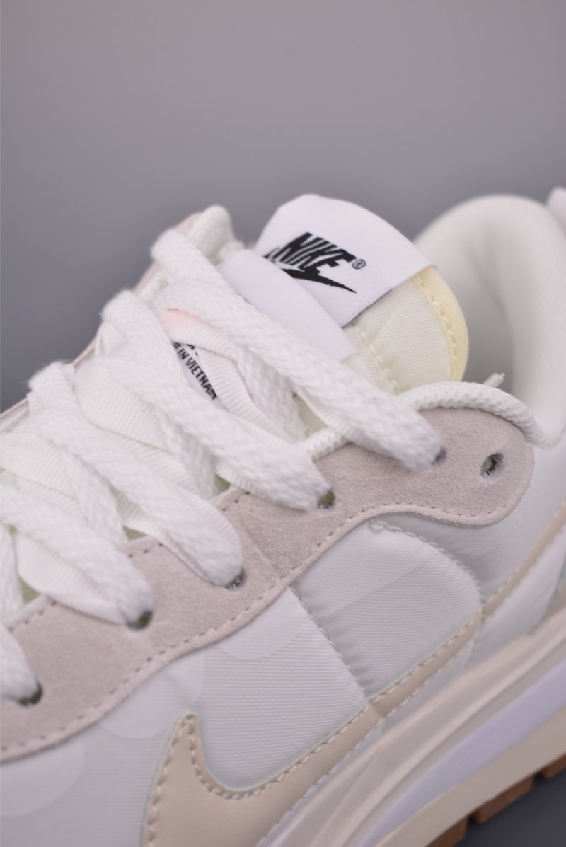 Sacai x Nike Vaporwaffle 'White / Blue' view