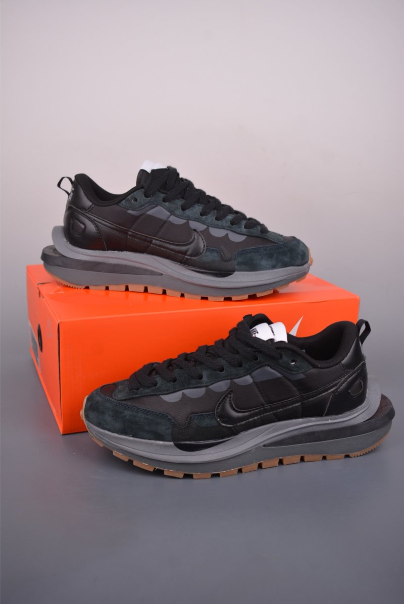 Sacai x Nike Vaporwaffle 'White / Red' view