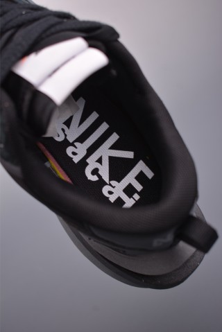Sacai x Nike Vaporwaffle 'White / Red' view 9